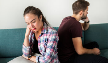 Casal discordando sobre suas finanças no casamento