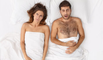 Casal com vida sexual abalada, devido a crise financeira e dívidas