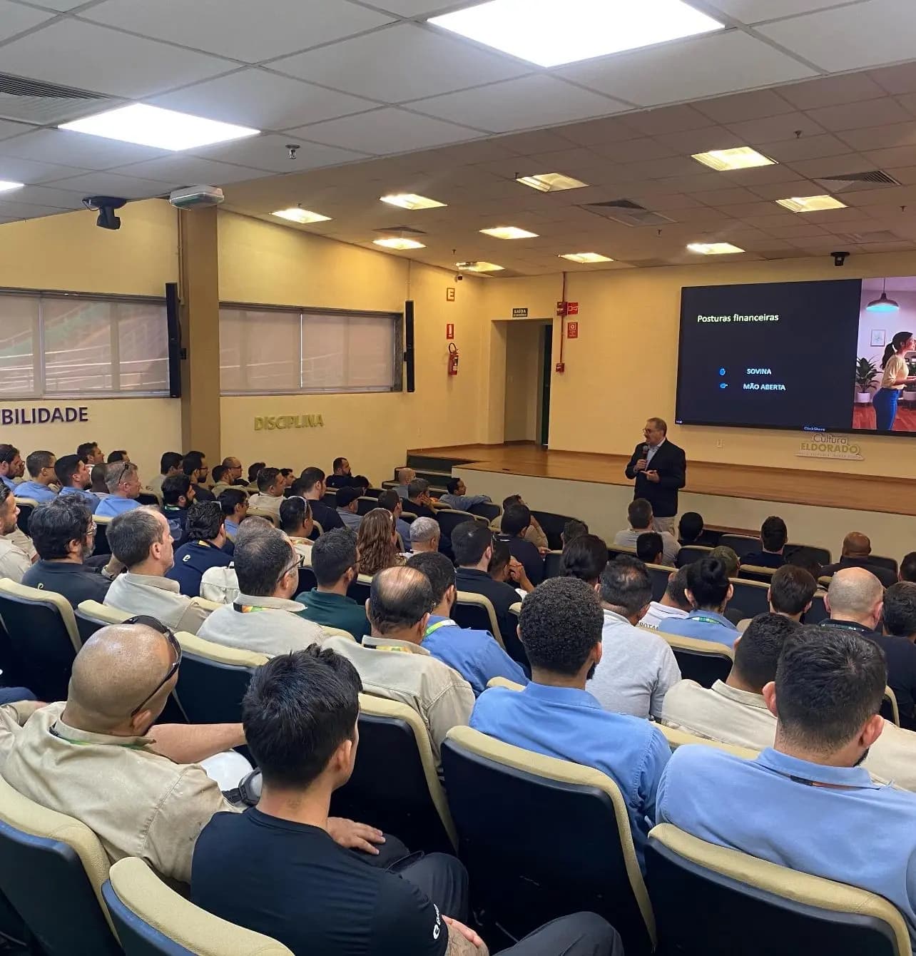 Imagem do Consultor financeiro Pedro Braggio palestrando para colaboradores no auditorio da Eudorado