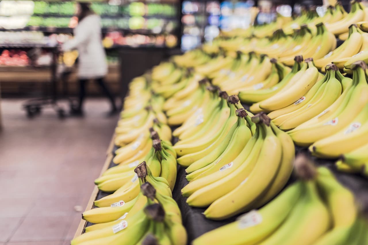 Por que os brasileiros compram tanto no supermercado e como economizar