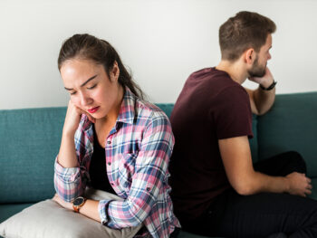 Casal discordando sobre suas finanças no casamento