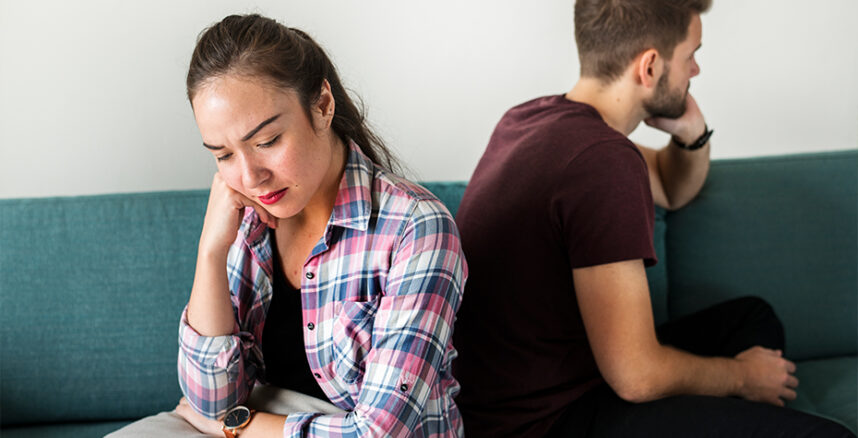 Casal discordando sobre suas finanças no casamento