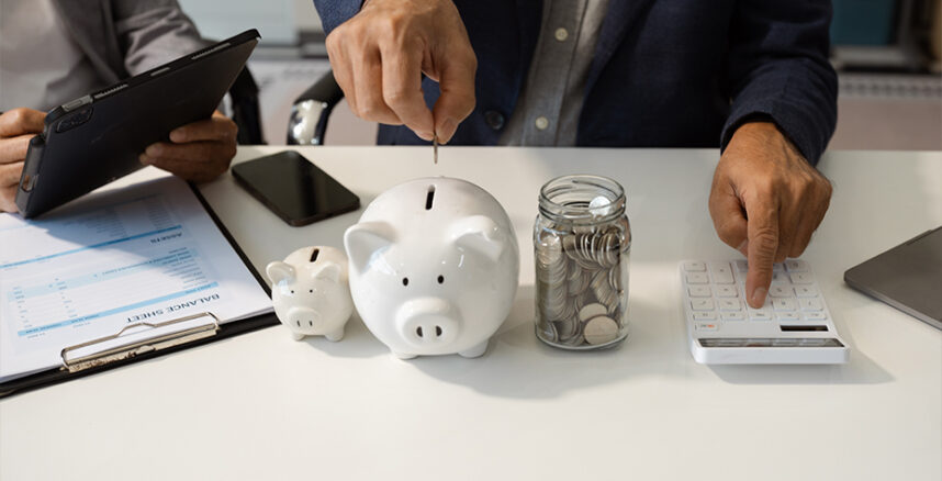 Poupança vs. CDB Um Comparativo para Investidores Homem guardando suas finanças na poupança em cofre com formato de porquinho