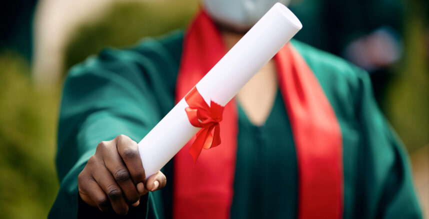 Close-up of African American graduate holding university certificate. pedro braggio O Futuro Comeca Agora Planejando a Faculdade dos Seus Filhos scaled