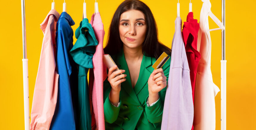 Displeased young lady shopaholic holding smartphone and credit card posing after unsuccessful mobile shopping pedro braggio as consequencias da compulsao por compras scaled