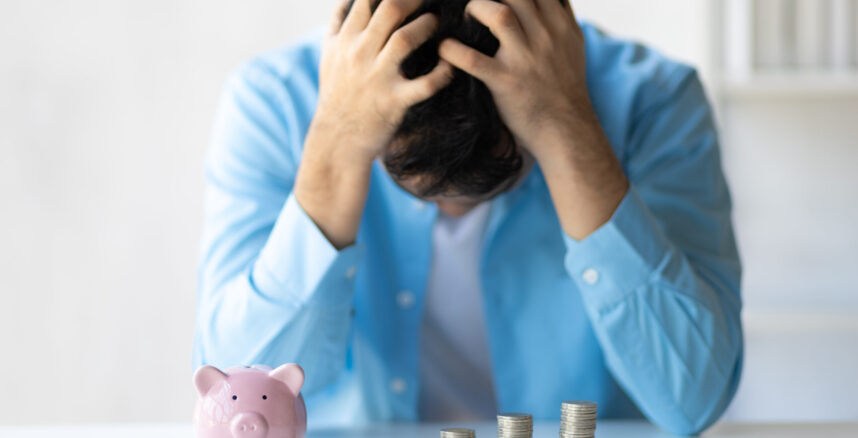 Businessmen are stressed over insufficient savings and heavy debt. pedro braggio pessoas inteligentes controle e planejamento scaled