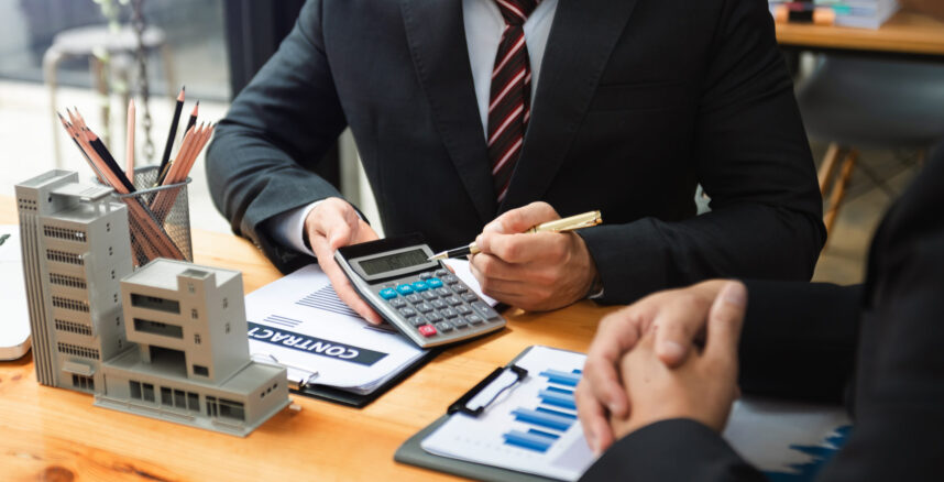 Real estate broker agent presenting and consult to customer to d pedro braggio profissionais de alta renda e financiamento scaled