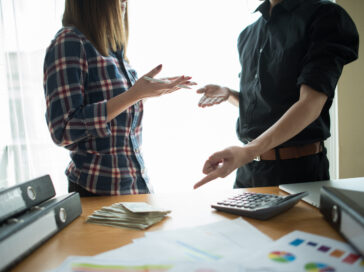 Casal discutindo após traição financeira