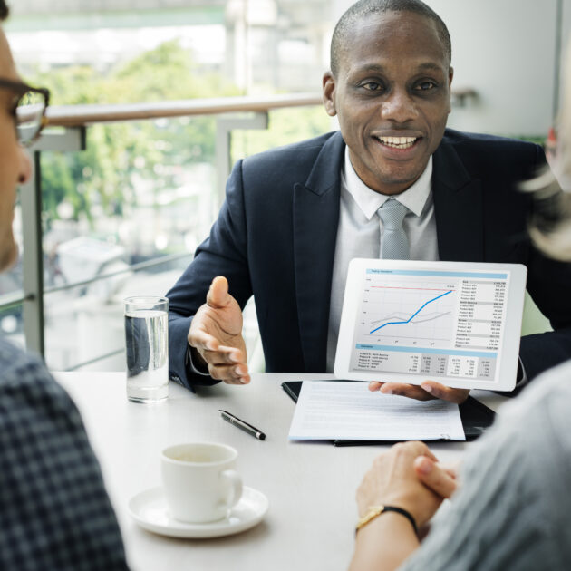 Mentor financeiro pessoal aplicando consultoria financeira com casal que busca se livrar das dívidas e conquistar a independência financeira.