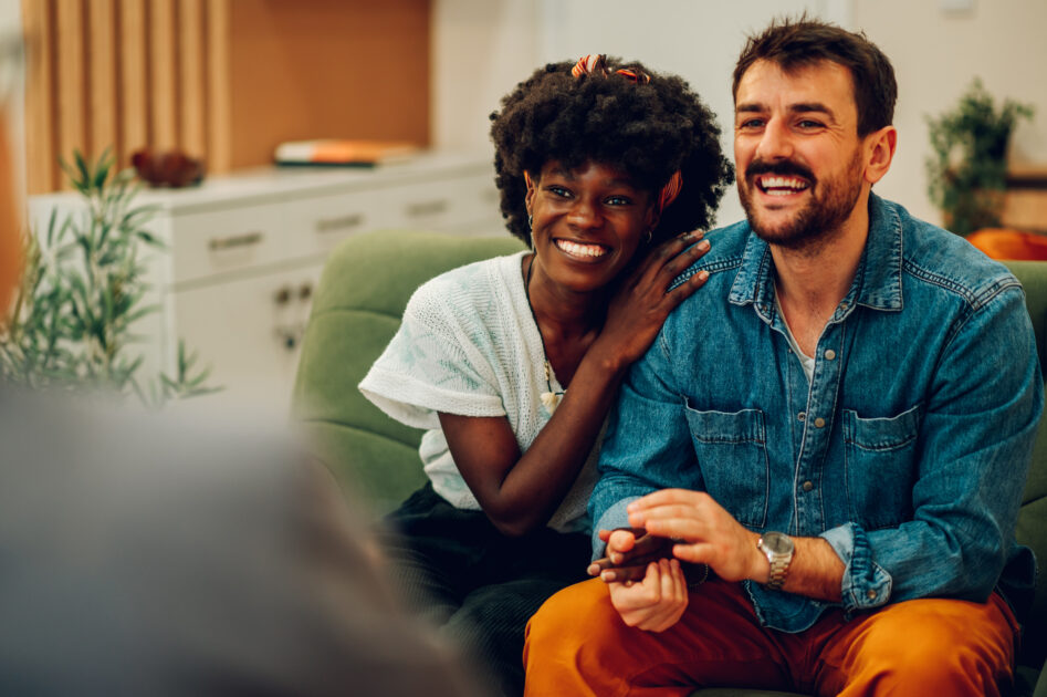Pensão Alimentícia e o Segundo Casamento: 6 Motivos para Não Deixar a Questão Financeira Abalar Sua Nova União 2 Casal em sessão de psicanálise financeira, felizes após resolver questão de pensão e focar em seu novo casamento
