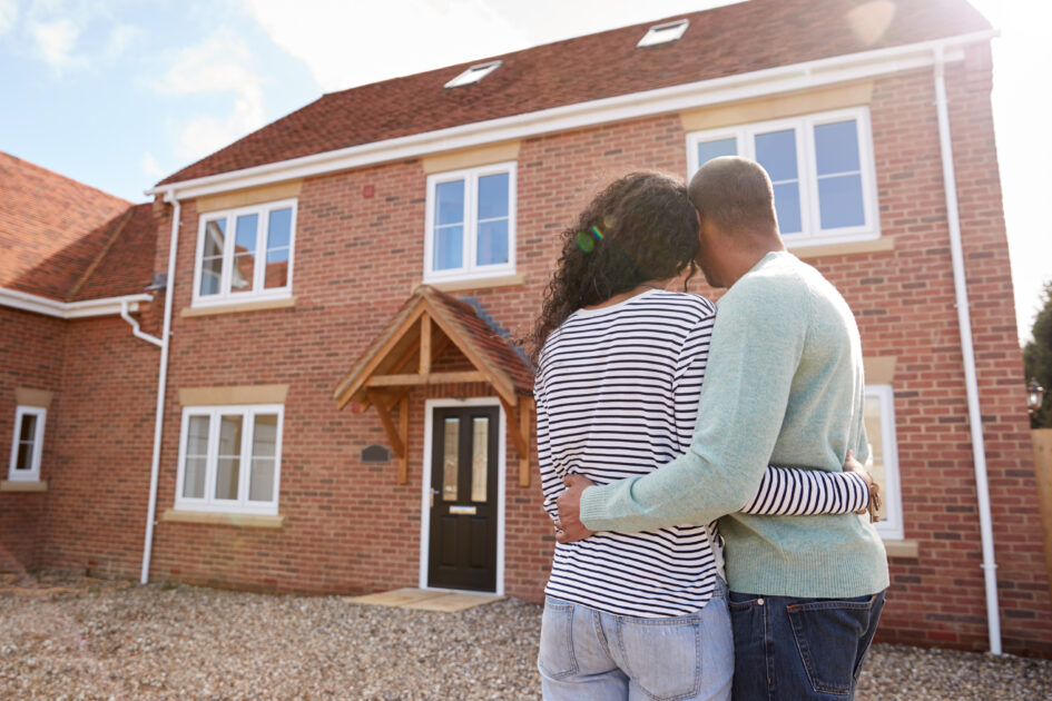 A Armadilha da Casa Própria: Quando o Sonho Vira Pesadelo Financeiro 2 Casal observando a casa própria