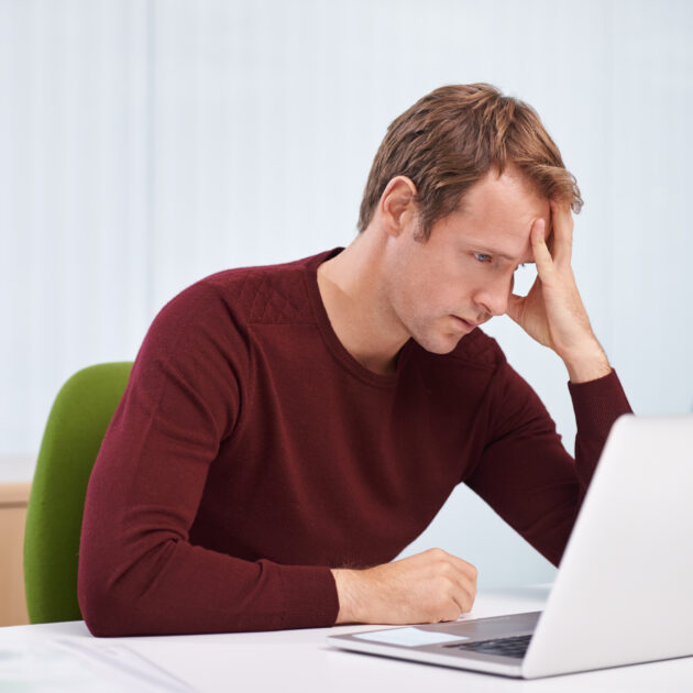 A Pesada Carga Mental do Endividamento: Como um Psicanalista Financeiro Pode Ajudar em 2025 2 Homem preocupado com o endividamento