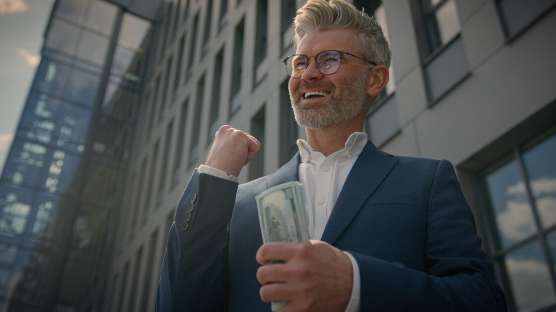 Para Além dos Milhões: Por Que a Consultoria Financeira é Crucial para Milionários em 2025 2 Homem feliz após alcançar a tranquilidade financeira para milionários