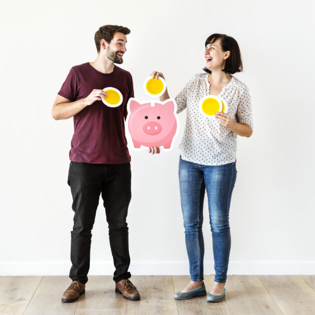 10 Motivos Poderosos para Fazer Psicanálise Financeira e Blindar Seu Casamento 2 Casal cuidando do dinheiro após psicanálise financeira