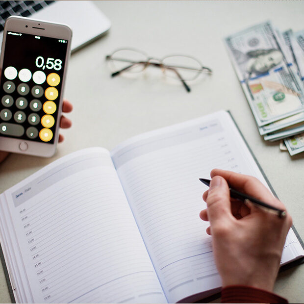 Aprenda Como Fazer um Planejamento Financeiro Eficaz para 2025 e Conquiste Seus Objetivos 2 Homem fazendo um planejamento financeiro eficaz, para revisar suas receitas e despesas