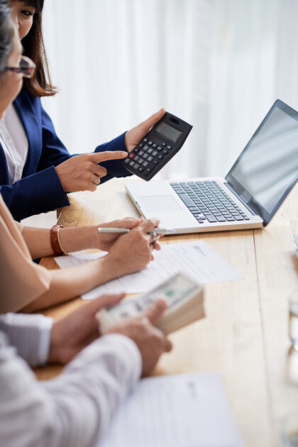 Equipe de assessoria contábil fazendo a contabilidade dos resultados reais