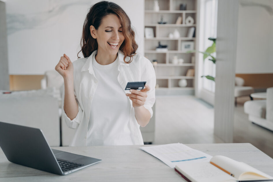 Crédito ou Débito: Qual a Melhor Opção para o Seu Bolso em 2025? 2 Mulher feliz ao encontrar a opção de cartão ideal para ela, após uma consultoria financeira