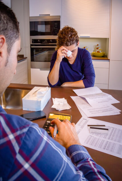 O Elo Perdido: Como a Falta de Dinheiro Pode Destruir um Casamento e as Mentes Envolvidas 2 Casamento em crise financeira