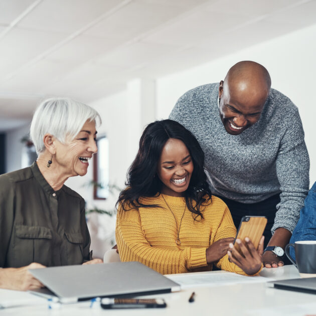 Como Contratar uma Consultoria Financeira em 2025? 2 Casal feliz com a experiência, após contratar uma consultoria financeira familiar.