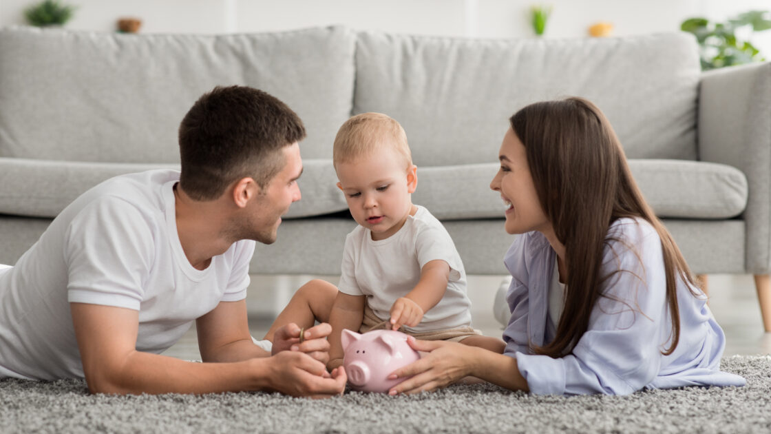 Toda vez que tento juntar dinheiro, acontece alguma coisa! Descubra como mudar esse padrão de vez em 2025 1 Família juntando dinheiro em 2025