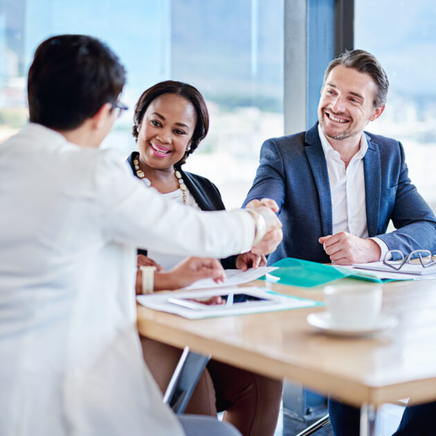 Contrate um consultor financeiro especialista em dívida - Pare de Lutar Sozinho: Sua Solução Profissional para Dívidas em 2025 2 Casal feliz após encontrar solução profissional para sua dívida