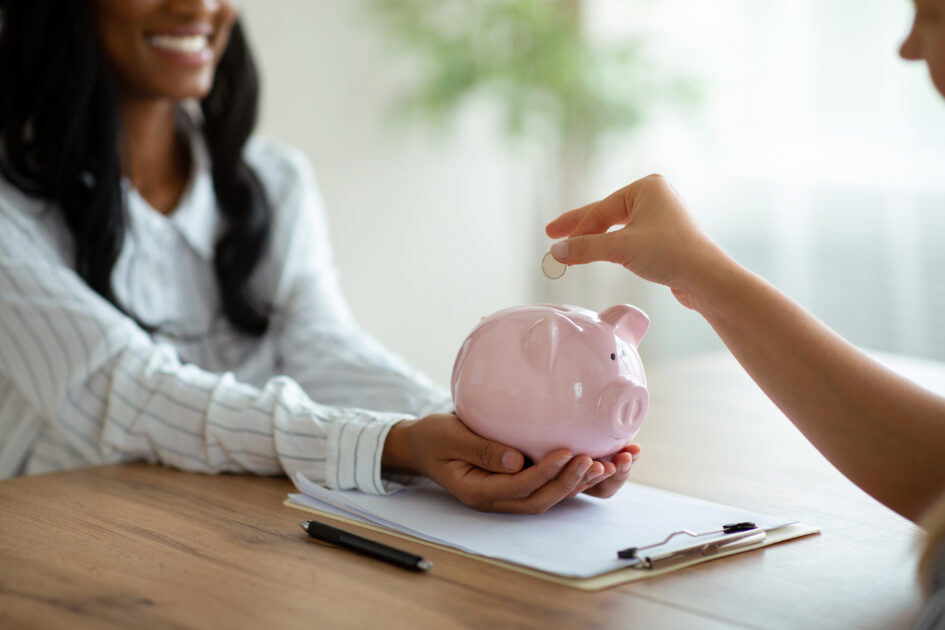 A Queda do Alto Escalão: Navegando a Crise Financeira Após a Perda de um Emprego de Alta Renda em 2025 2 Pessoa colocando dinheiro no cofre após passar por uma crise financeira