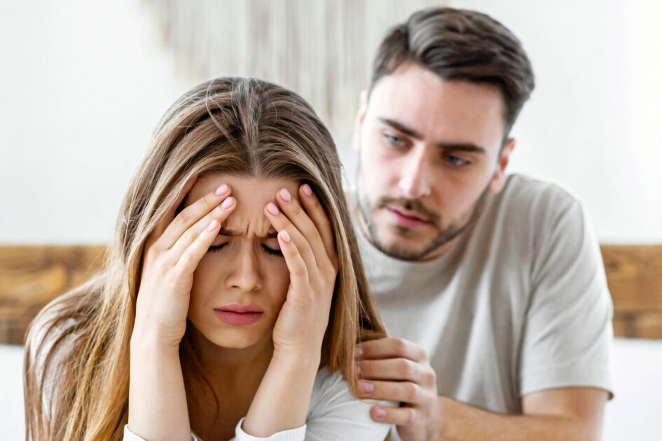 Dinheiro, Dívidas e Desejo: Como a Crise Financeira Abala a Vida Sexual do Casal em 2025 2 Casal em crise financeira, vida sexual inativa, devido à falta de dinheiro
