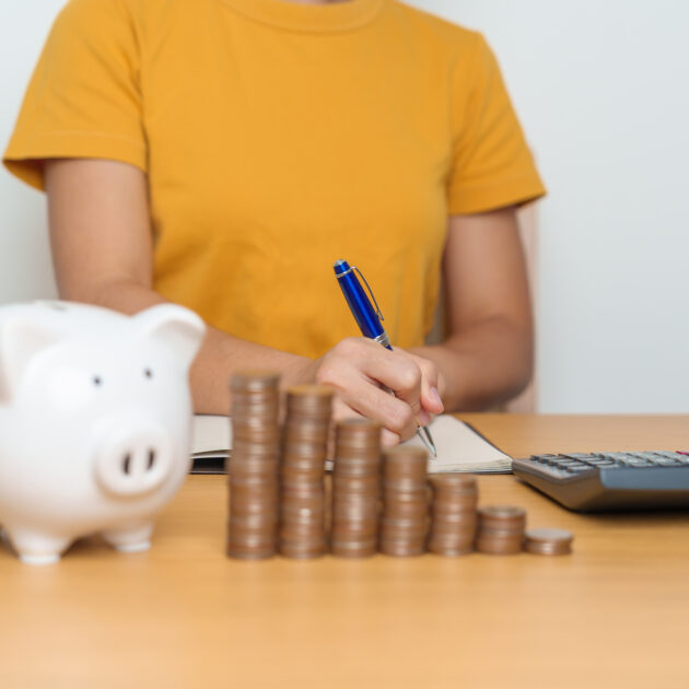 Mulher pagando suas dívidas e saindo do endividamento após consultoria financeira.
