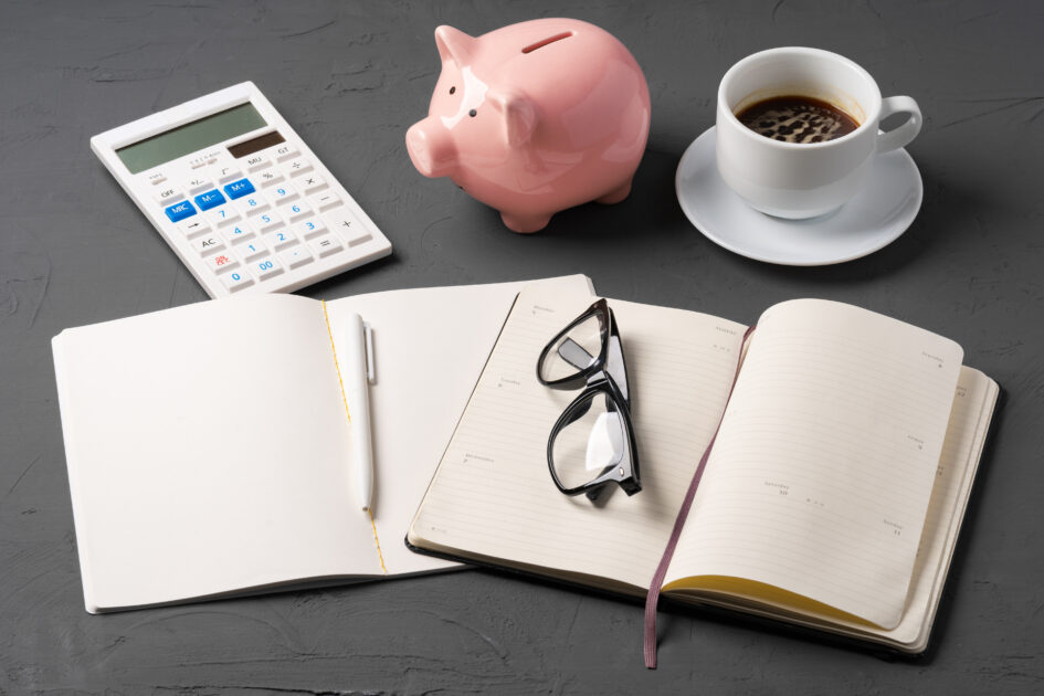 Calculando finanças pessoais e profissionais após consultoria de gestão financeira em escritório de advogados