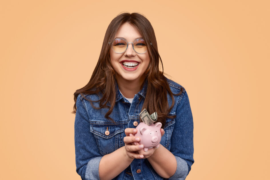 O Futuro Financeiro Começa Agora: Por Que a Consultoria Financeira é Essencial Para Adolescentes em 2025 2 Menina segurando cofrinho feliz com seu futuro financeiro, economizando dinheiro na adolescência
