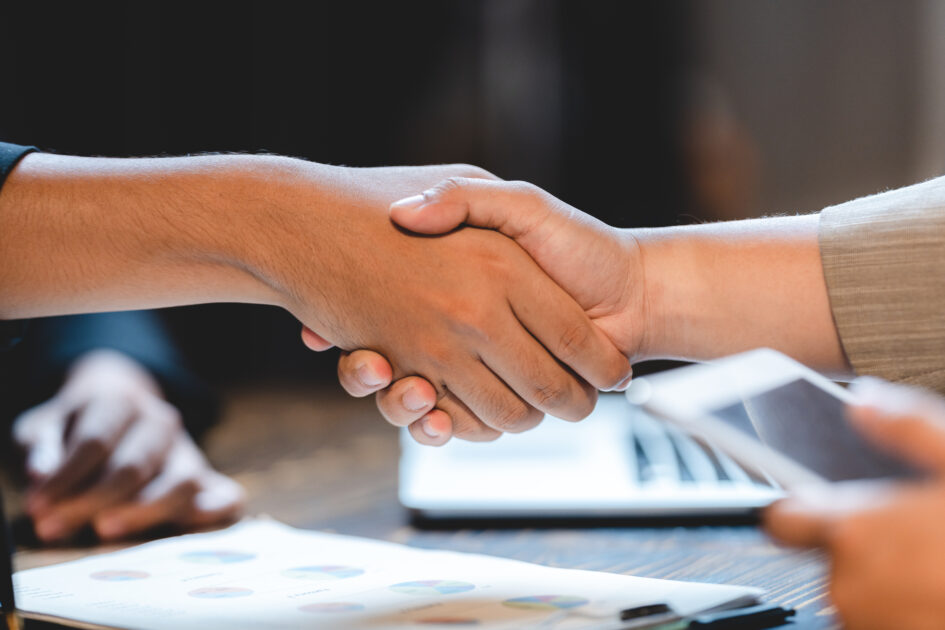 Ganho Bem Mas Não Consigo Sair Das Dívidas – O Que Fazer? A Solução Está ao Seu Alcance em 2025! 2 Aperto de mãos após consultoria financeira para solução de dívidas