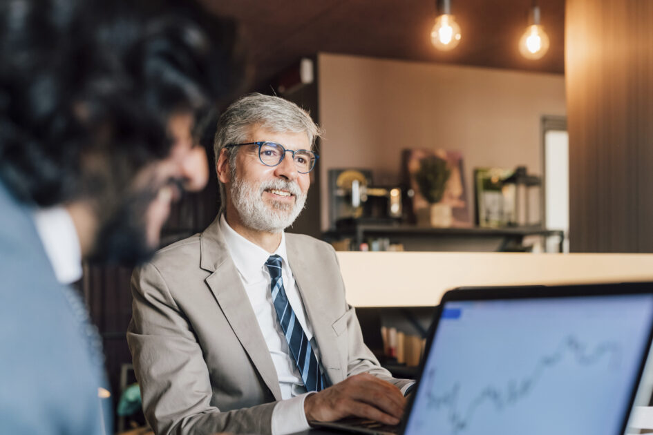 Não vejo mais saída — minha vida financeira desabou! 1 Consultor financeiro auxiliando com finanças e vida financeira