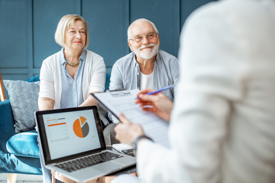 Planejamento Financeiro para Idosos: Proteção, Dignidade e Qualidade de Vida em 2025 2 Idosos em consultoria financeira