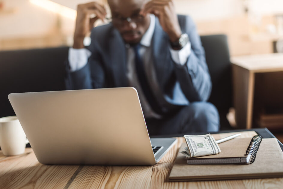 O custo da pressa: por que profissionais de alta renda aceitam qualquer financiamento para imóveis de até R$ 1 milhão 2 Homem com pressa para resolver problema financeiro com alta renda mensal