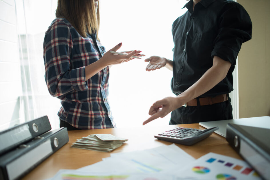 Casal discutindo após traição financeira