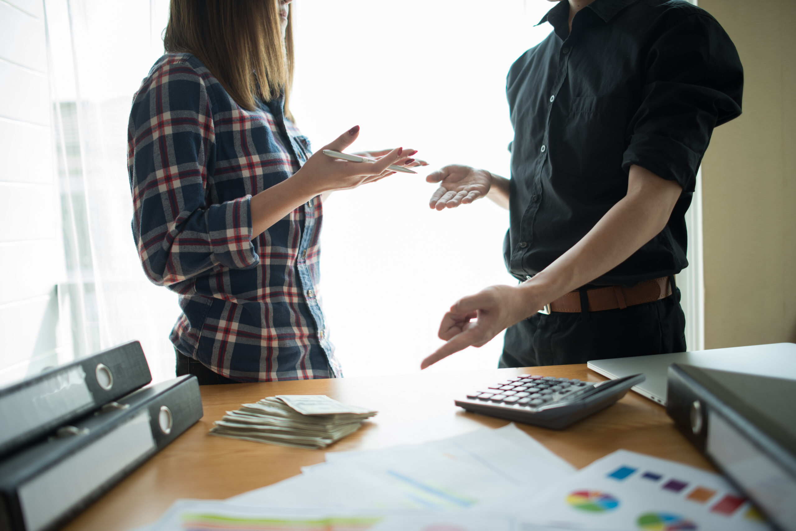 Casal discutindo após traição financeira